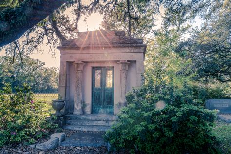 Mobile’s Historic Magnolia Cemetery: Art, History, and an Iron Lady – The Alabama Tourist