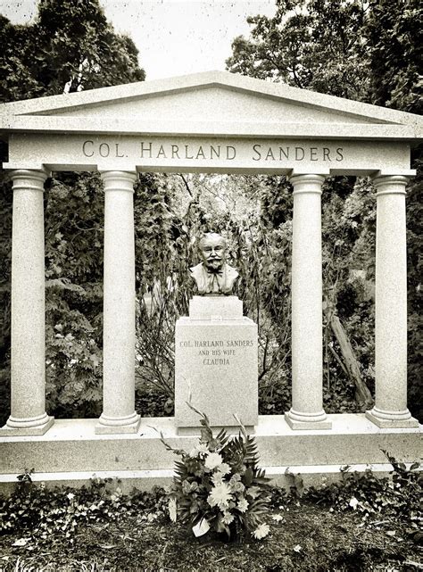 Colonel Sanders' Grave – Louisville, Kentucky - Gastro Obscura