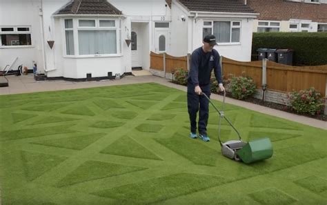 Amazing Lawn Art by Keith Smith Wins Allett Mowers Creative Lawn Stripes Competition