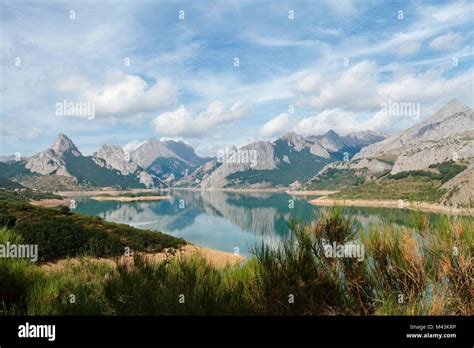 Mountains in Riaño (Leon) reservoir Stock Photo - Alamy