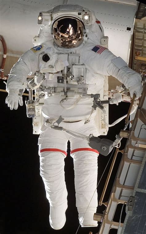 ᐈ Detailed Guide: What is an Astronaut Spacesuit