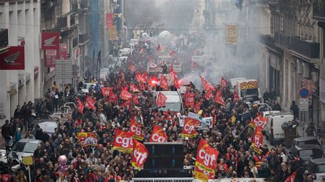 Amid Chaos of Daily Commutes, Strikers and Macron Compete for the Commuters - The New York Times