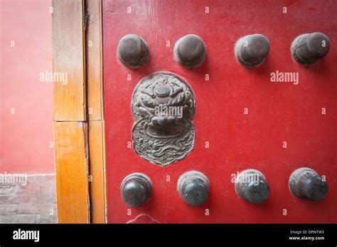 Red door into forbidden city hi-res stock photography and images - Alamy