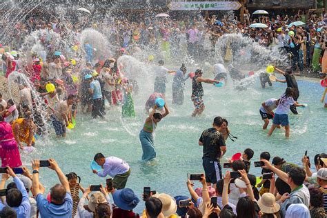 Dai people celebrate Water Splashing Festival in Yunnan - CGTN