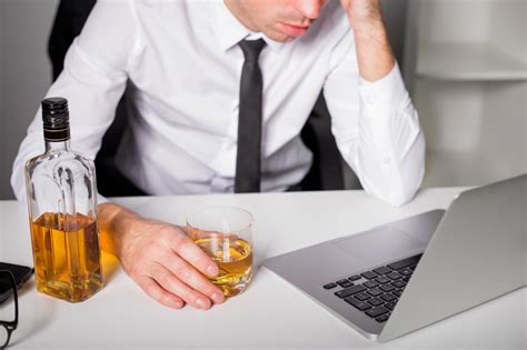 What to Do If Your Boss Exhibits Alcoholic Behavior - Lifestyle