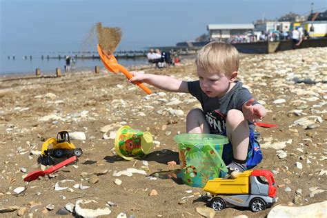 In pictures: Balmy weather brings that Friday Feeling for sunseekers ...