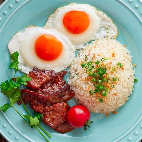 Tosilog Recipe (Filipino Breakfast) with Tocino, Garlic Rice & Fried Eggs