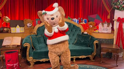 PHOTOS: Santa Duffy Meet & Greet Debuts for Limited Time at Walt Disney World - WDW News Today