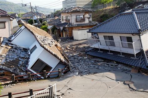 New Sense of Fragility in Japanese Town Struck Twice by Quakes - The New York Times