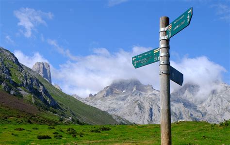 The 10 Best Hikes in Picos de Europa (trail maps included)