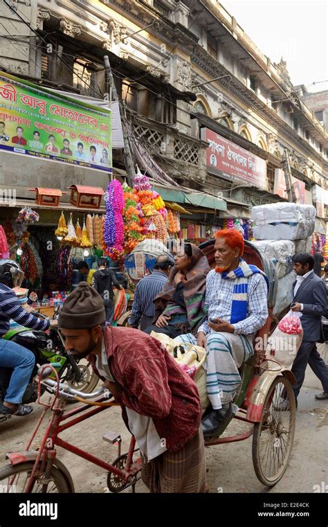 Bangladesh Dhaka (Dacca) crowded street in Old Dhaka Stock Photo - Alamy