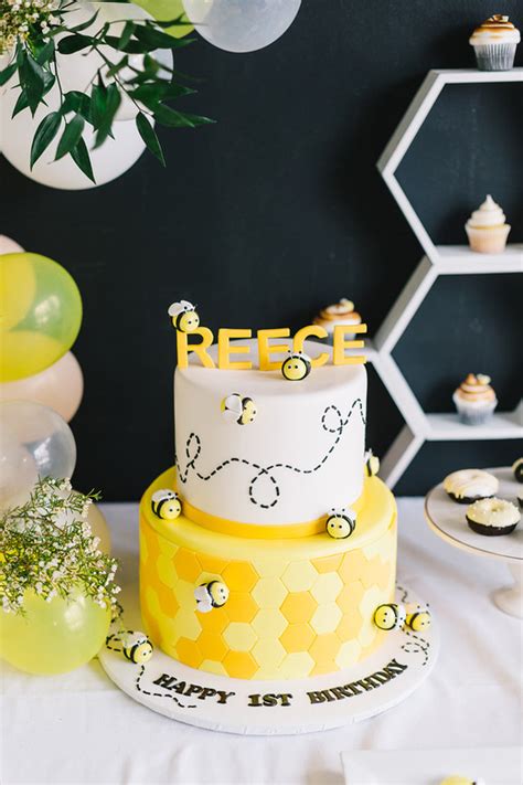 Bee cake | Wedding & Party Ideas | 100 Layer Cake