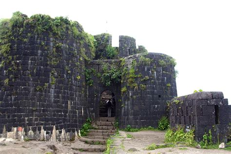 A trek to the historic Purandar Fort, 30 kms from the city | LBB, Pune