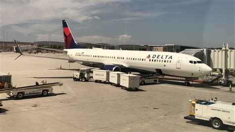 Review: Delta Air Lines 737-900ER First Class Milwaukee to Minneapolis ...