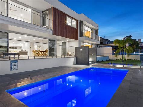 Modern Gold Coast mansion sells for $2.8 million - realestate.com.au