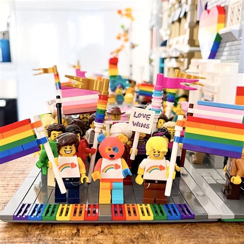 Lego Pride Parade MOC (Happy Pride Month!) : lego