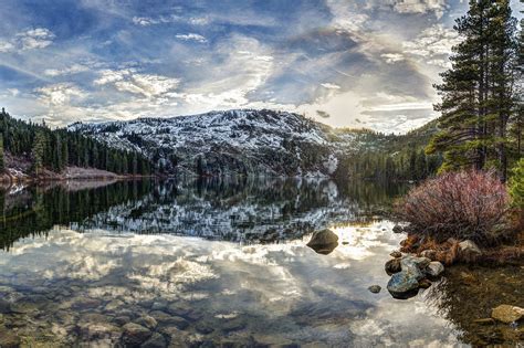 Castle Lake near Mt Shasta in Northern California with Halo. [OC][2000x1333] : EarthPorn