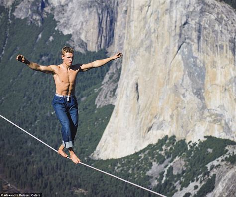 Daredevil Mich Kemeter performs tightrope walk 3,000ft up in Yosemite Park | Daily Mail Online