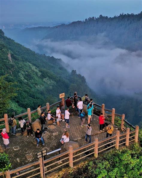 Menikmati Keindahan Alam Dari Tebing Keraton Bandung