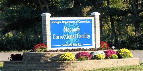 Inmate attacks fellow prisoners, kills one at state prison in Macomb ...