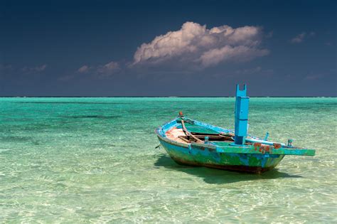 Lonely old boat. | Thoddoo island, Maldives 2015. | Alessandro Caproni | Flickr