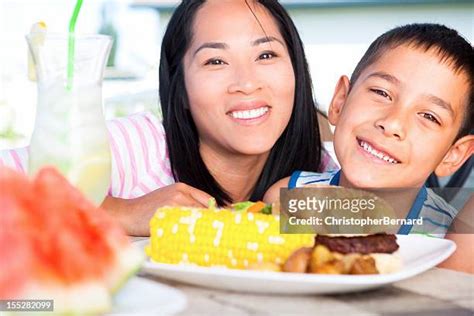Vietnamese Family Eating Stockfoto's en -beelden - Getty Images
