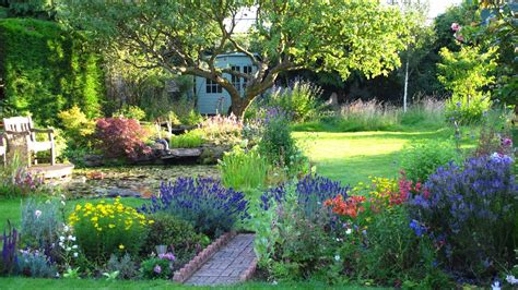 'The Cottage' Garden in Surrey - An English Country Garden Through the ...