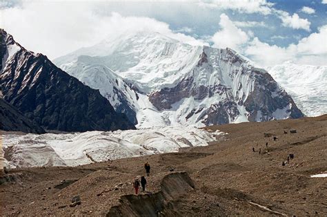 10 Trekking On The Upper Baltoro Glacier Towards Shagring Camp With Baltoro Kangri And Kondus Peak