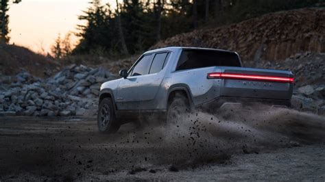 Rivian R1T all-electric pickup revealed: 400-mile range, 160-kw DC fast ...