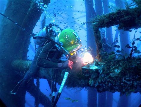 One of the most dangerous jobs, underwater welding. : r/submechanophobia