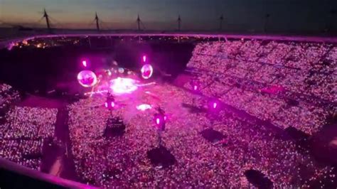 Coldplay a mis le feu au Stade de France pour le premier de ses concerts parisiens
