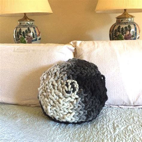 Big Round Pillow - 18" Pattern | Round pillow, Knitting patterns, Pattern