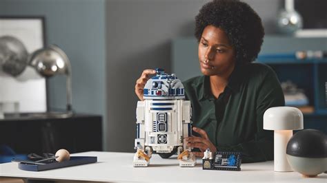 This LEGO Star Wars R2-D2 boasts realistic features