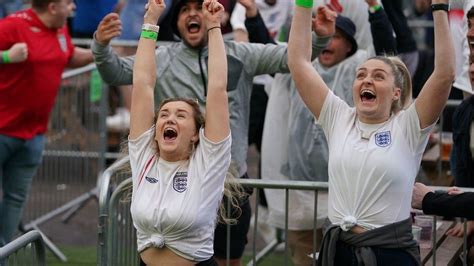 Euro 2020: North West fans celebrate England semi-final win - BBC News