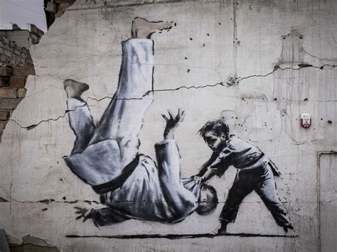 Un nuevo mural de Banksy adorna un edificio destruido en Ucrania: NPR ...