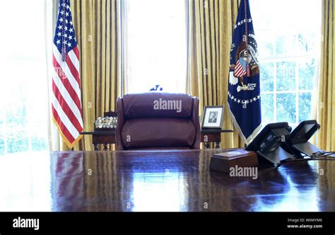 At The Resolute Desk In The Oval Office Stock Photos & At The Resolute Desk In The Oval Office ...