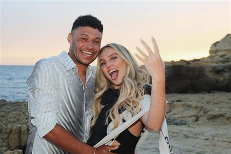 Perrie Edwards é pedica em casamento por Alex Oxlade-Chamberlain