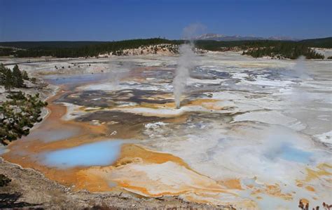 Man dies after falling into Yellowstone hot spring – St George News