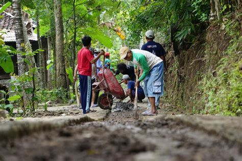 Makna Gotong Royong dalam Kerukunan Masyarakat - LokerPintar.id