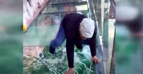 Terrifying prank makes tourists think glass bridge is cracking - CNET