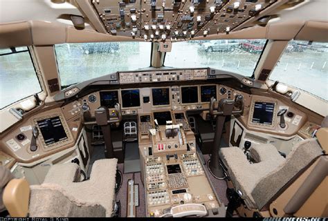 Boeing 777 200 Cockpit