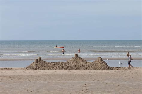 Strandhuisjes Wijk aan Zee 2019. Huisjes aan Zee. Bij strandpaviljoen ...