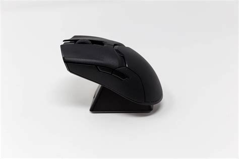 Hand hält die Razer Viper Ultimate Wireless Gaming Maus im Schwarz ...