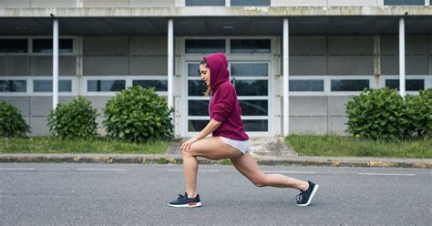 Walking Lunges: How-to Steps, Benefits, and Modifications