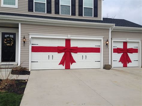 20+ DIY Garage Door Christmas Decorations - HOMYHOMEE