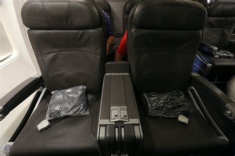 American Airlines Domestic First Class Ultimate Guide [2022] - UponArriving