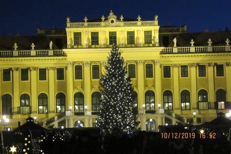Christmas Market outside Schonbrunn Palace | Photo