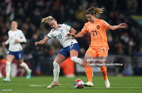 Beth Mead of England and Damaris Egurrola of Netherlands challenge ...