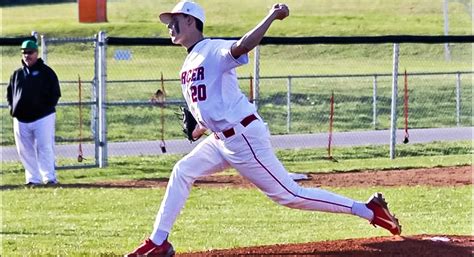 Hot Bats Lead Titans To Big District Win – The Harrodsburg Herald