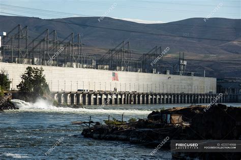 The Dalles Dam on the Columbia River on a sunny day. — hydropower ...